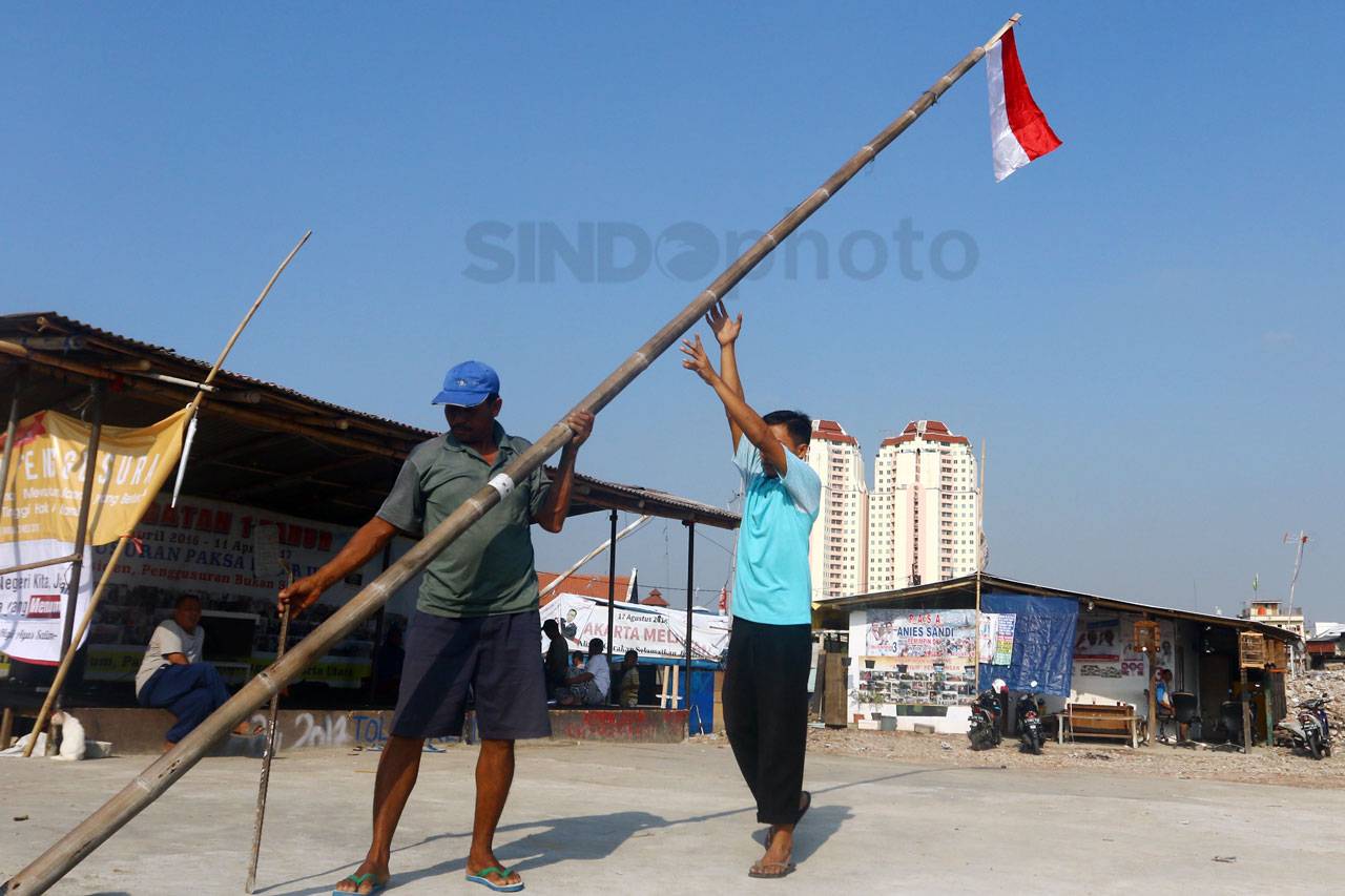 Tolak Penggusuran, Warga...