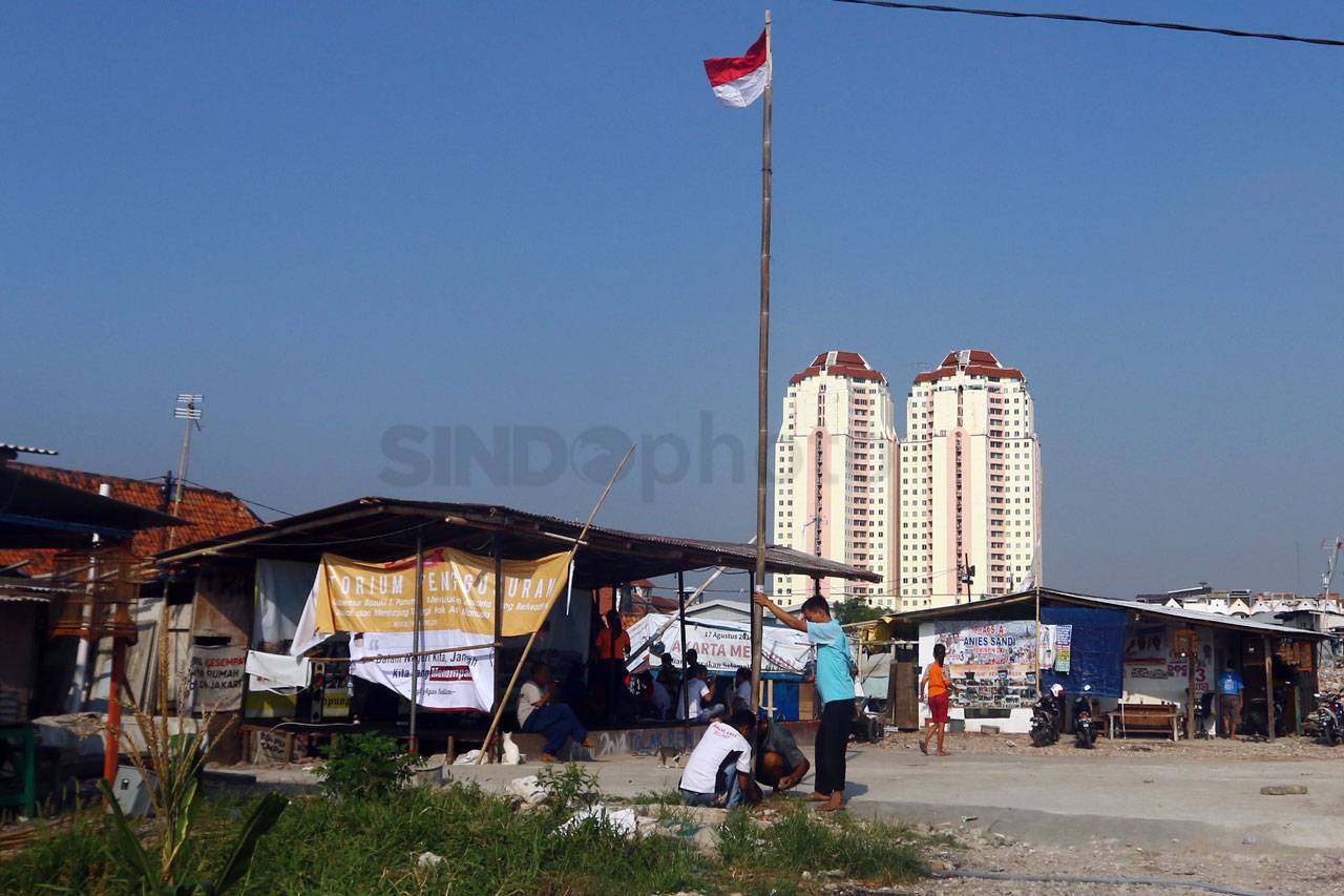 Tolak Penggusuran, Warga...