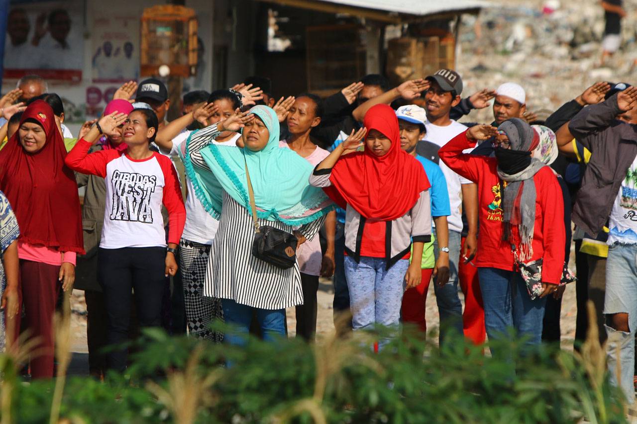 Tolak Penggusuran, Warga...