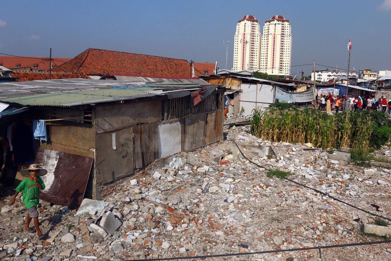 Tolak Penggusuran, Warga...