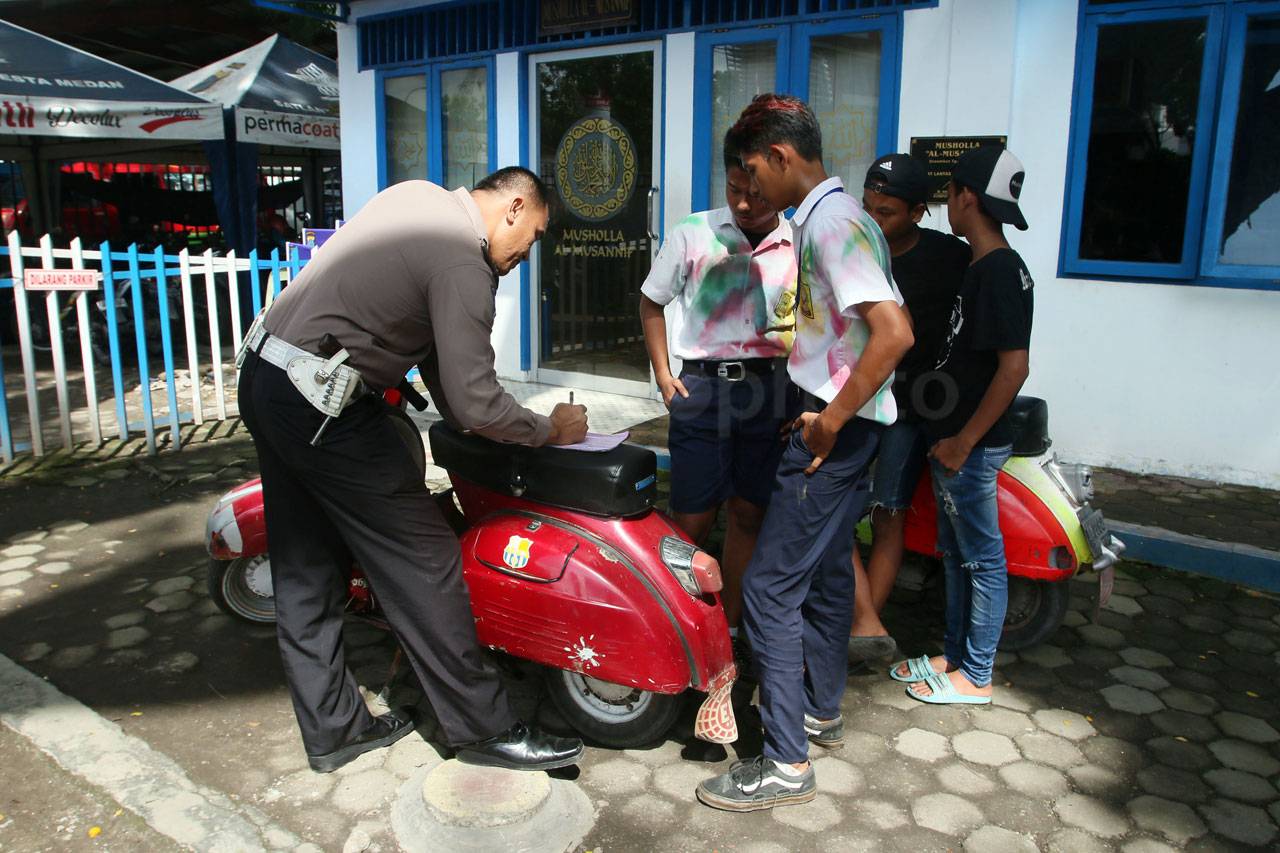 Ratusan Siswa SMP di...
