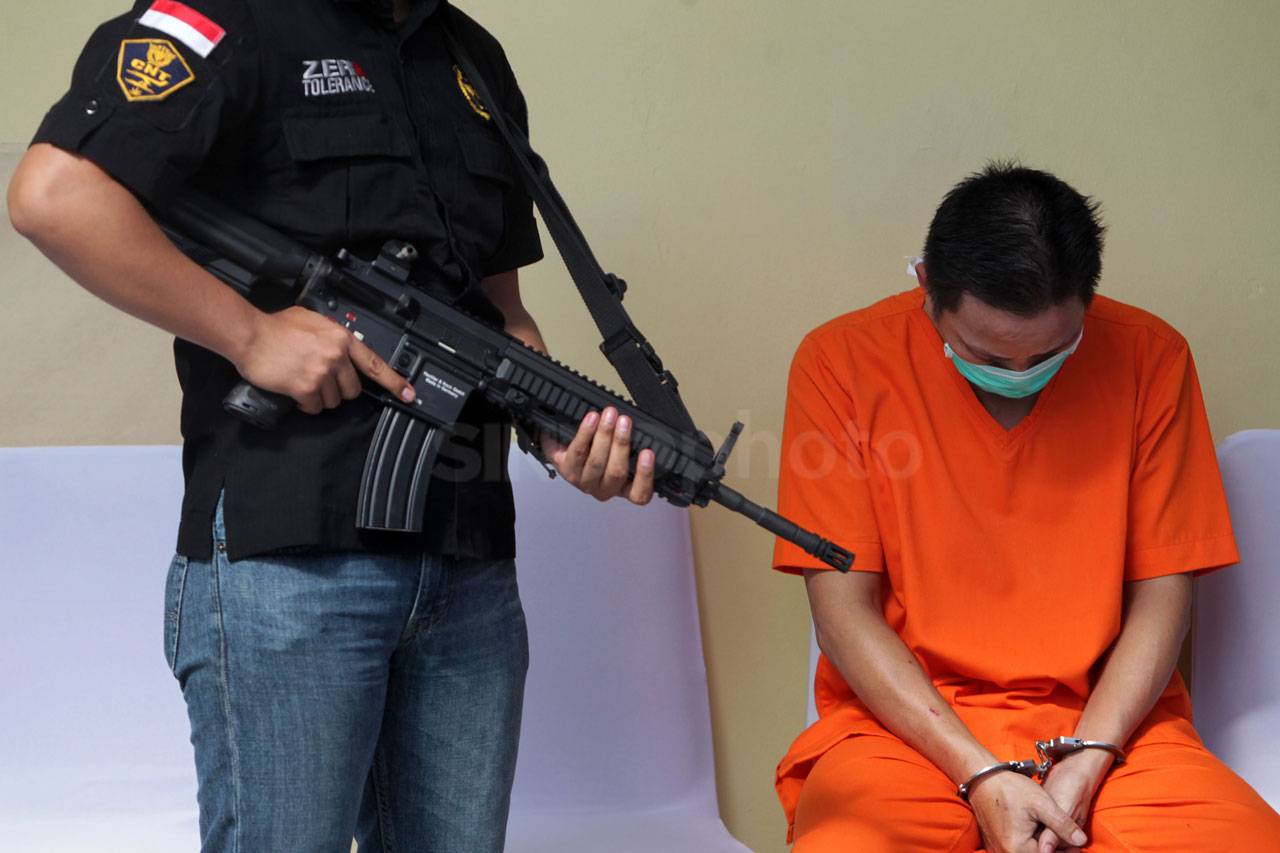 Polisi dan Bea Cukai...