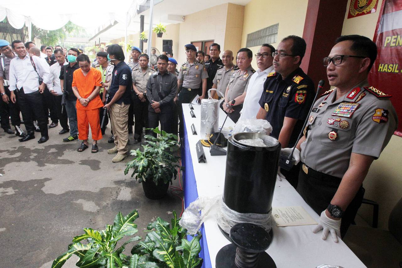 Polisi dan Bea Cukai...