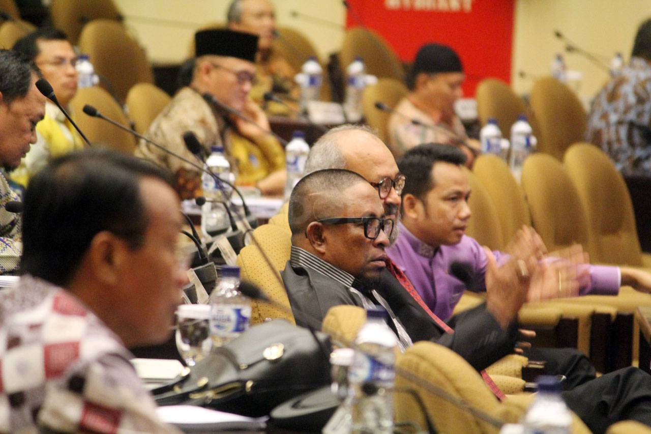 Sejumlah Anggota Absen...