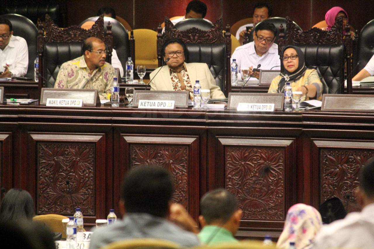 Sejumlah Anggota Absen...