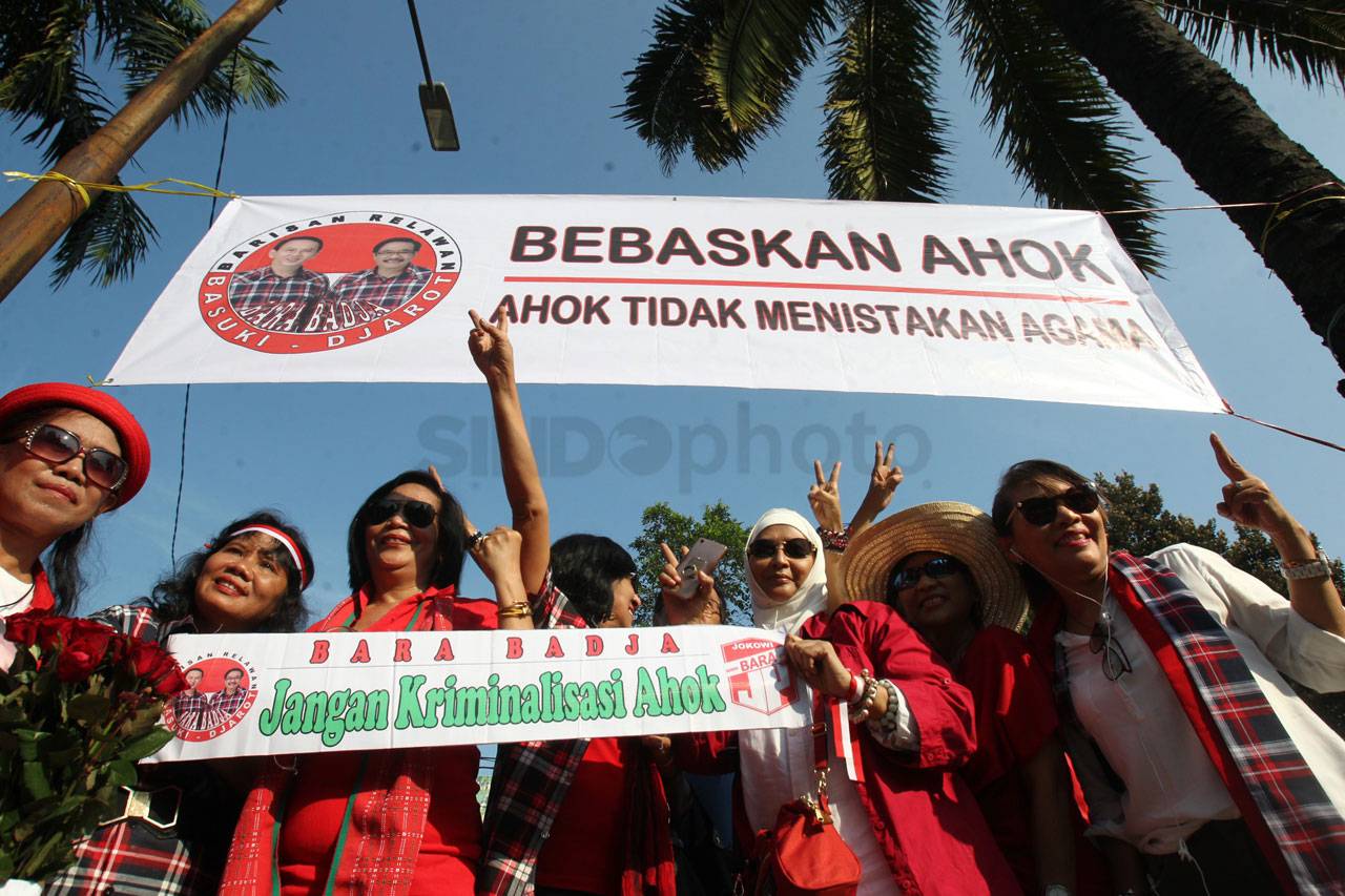 Massa Pro Ahok Bawa...
