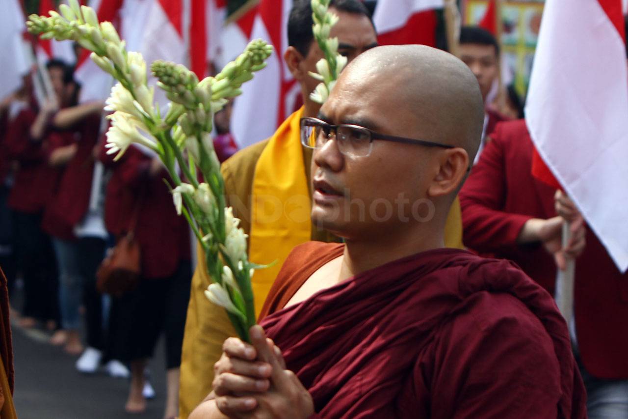 Ratusan Umat Buddha...
