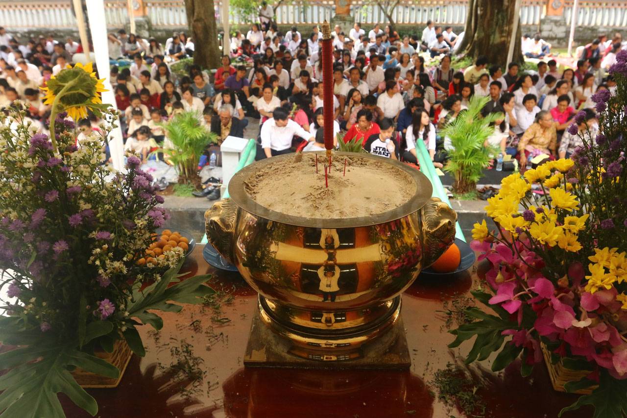 Ratusan Umat Buddha...