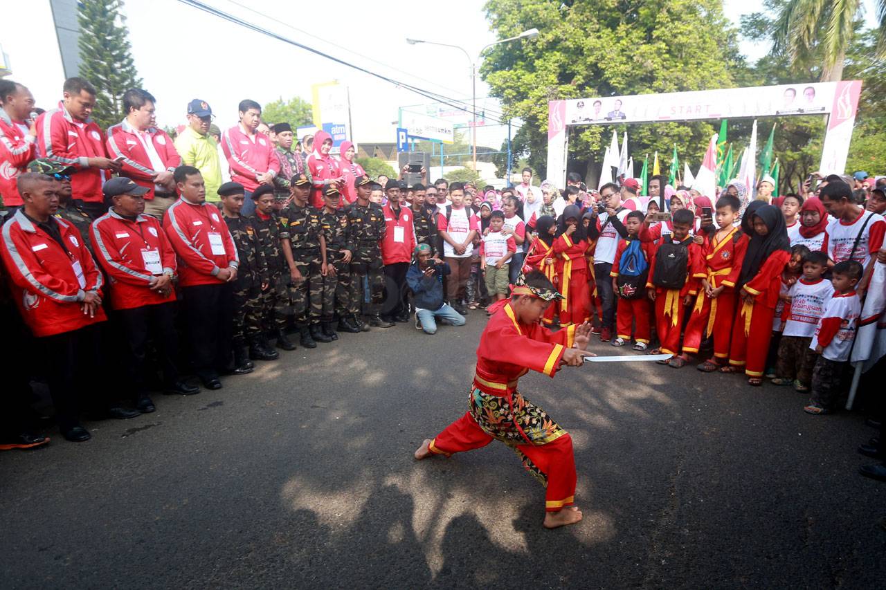 Ribuan Warga Saksikan...
