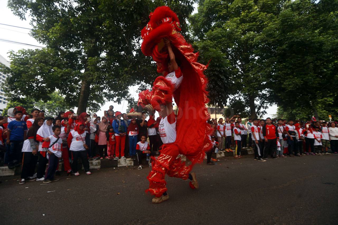 Ribuan Warga Saksikan...