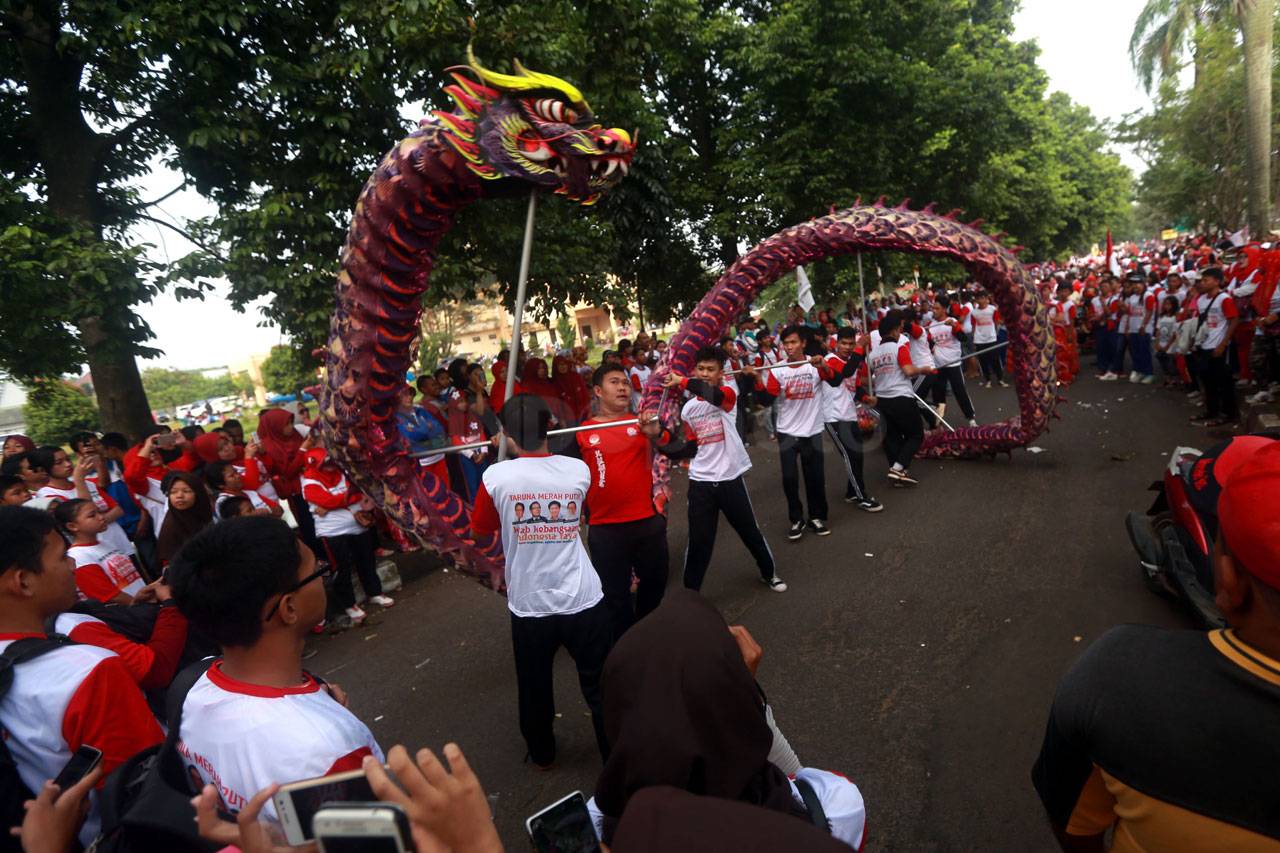 Ribuan Warga Saksikan...