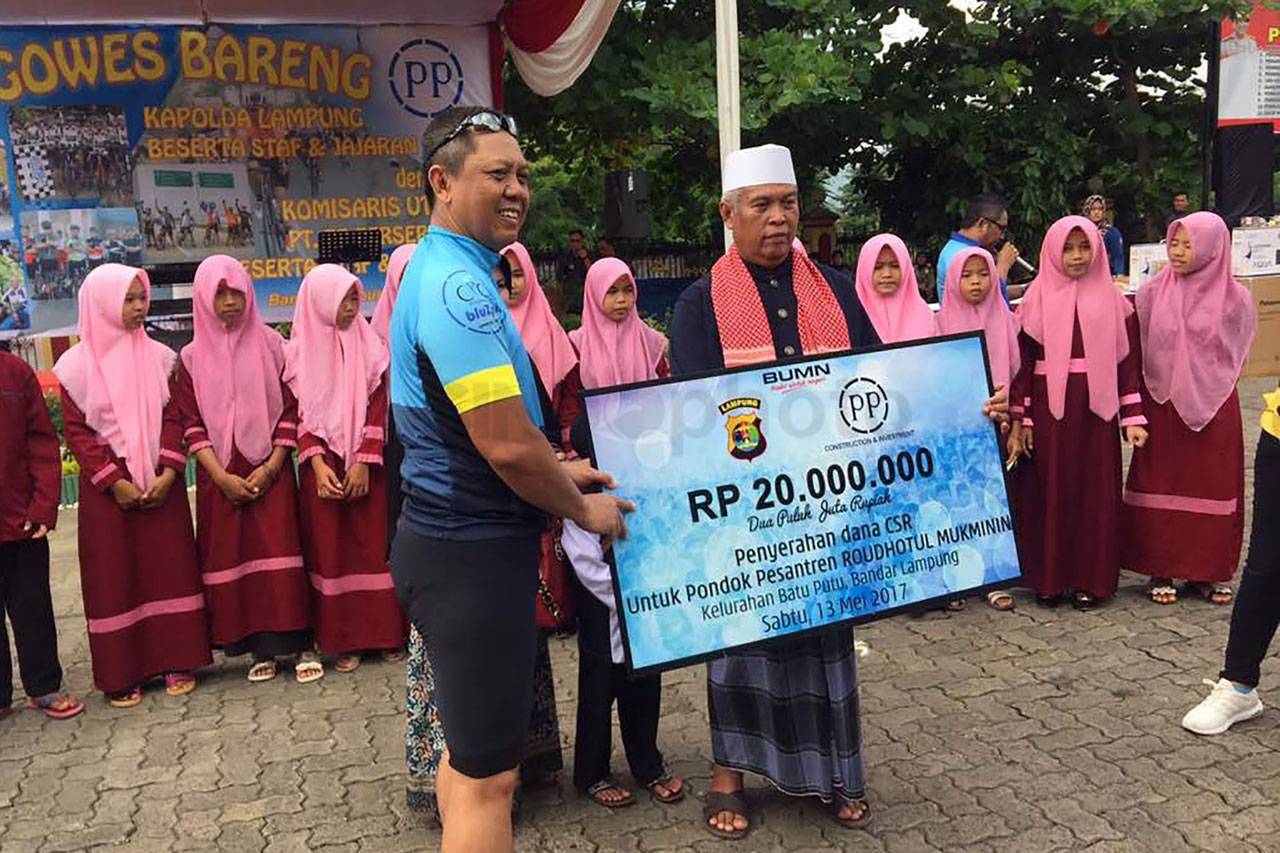 PT PP Serahkan Bantuan...