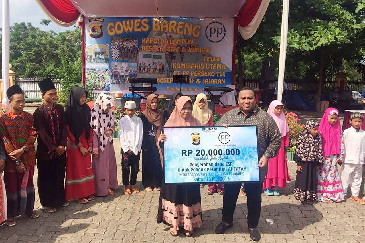 PT PP Serahkan Bantuan...