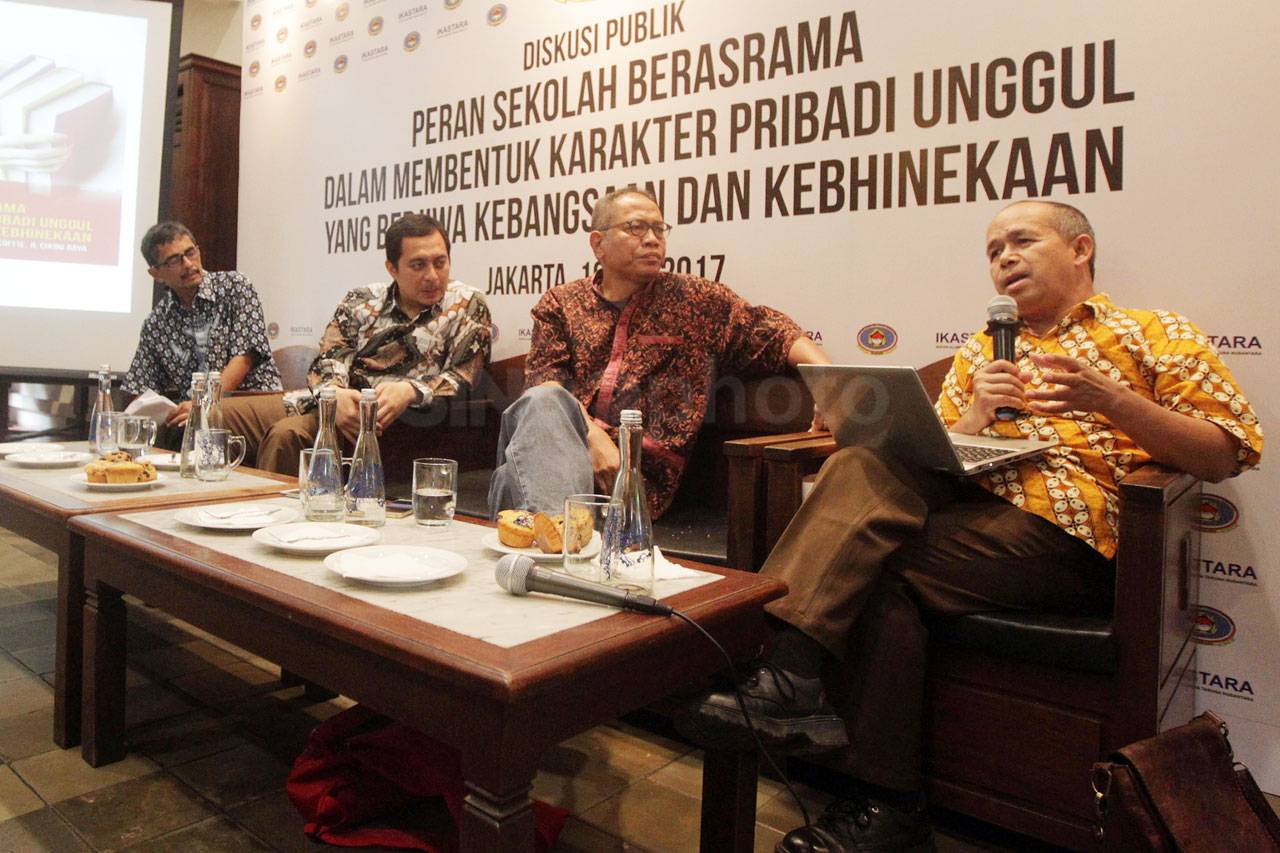 Diskusi Publik Menuju...