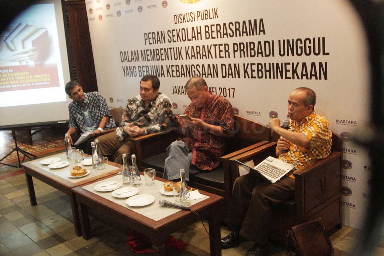 Diskusi Publik Menuju...