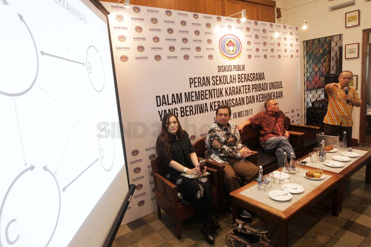 Diskusi Publik Menuju...