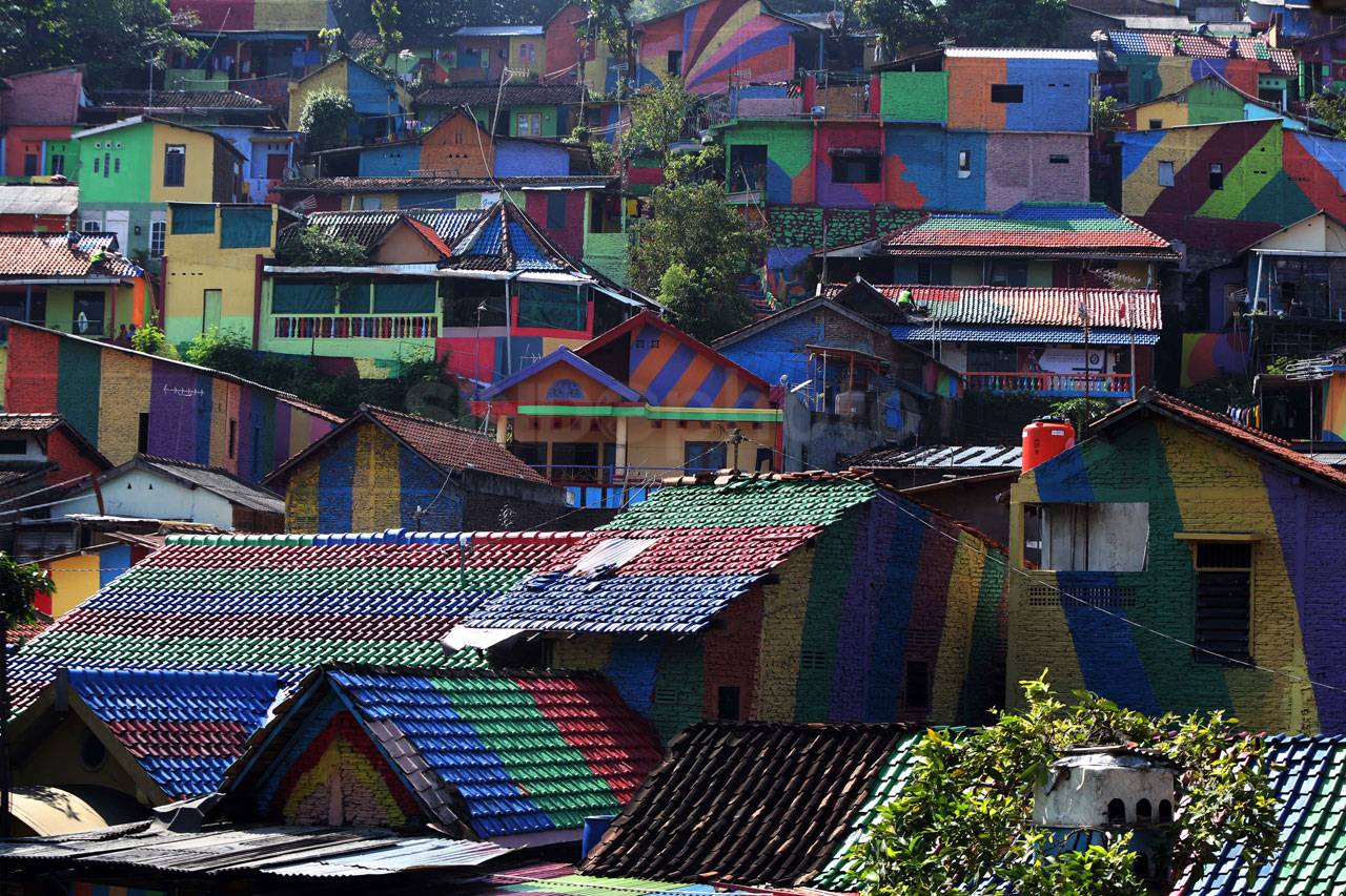 Menyusuri Kampung Pelangi...