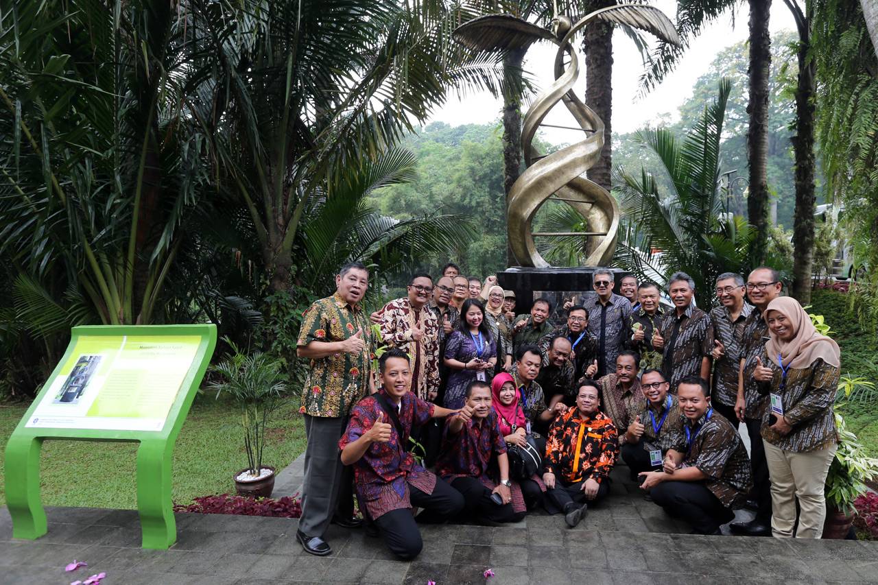 Mega Resmikan Tugu Bunga...