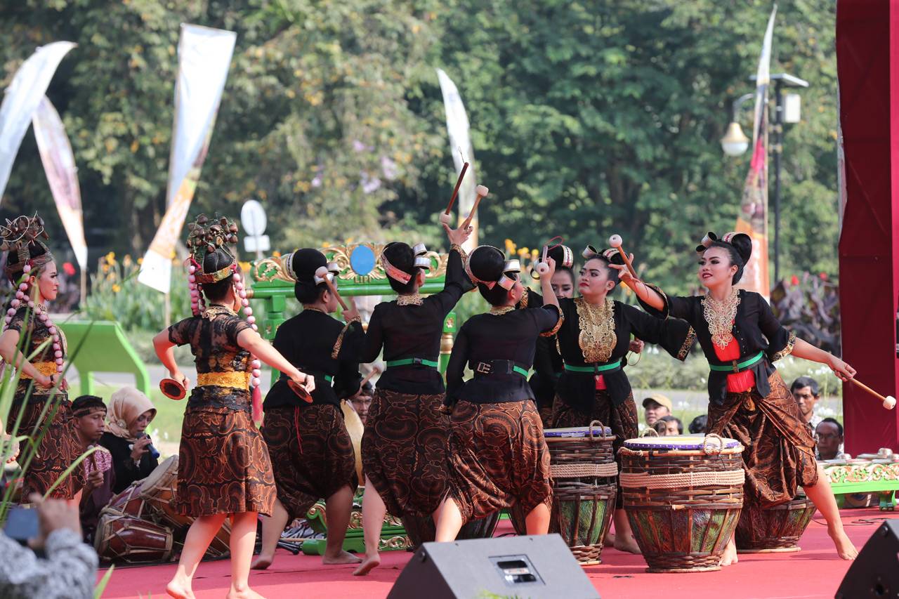 Mega Resmikan Tugu Bunga...