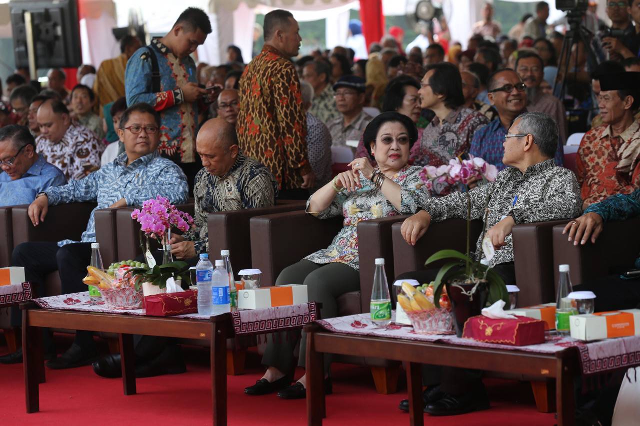 Mega Resmikan Tugu Bunga...