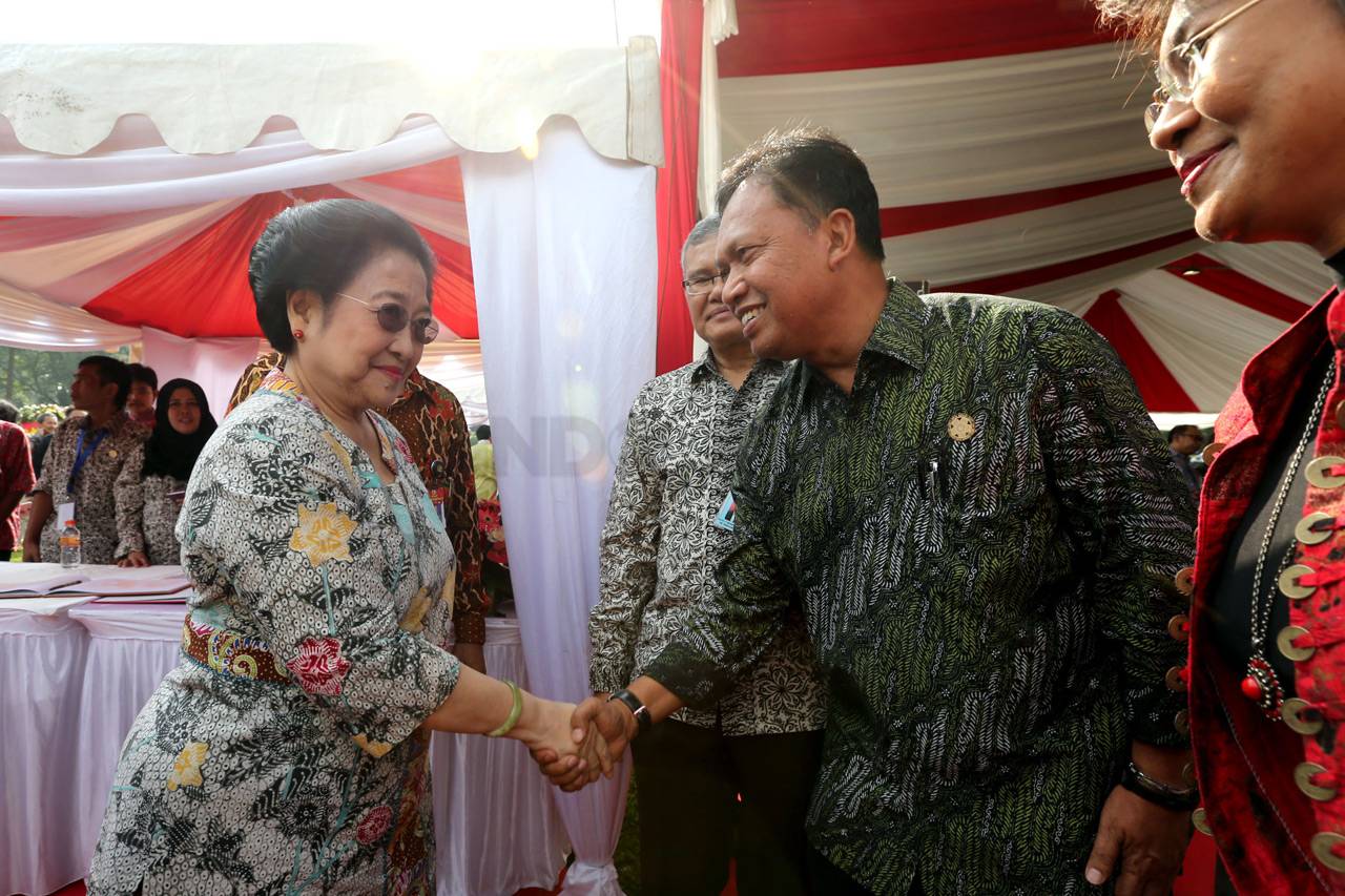 Mega Resmikan Tugu Bunga...
