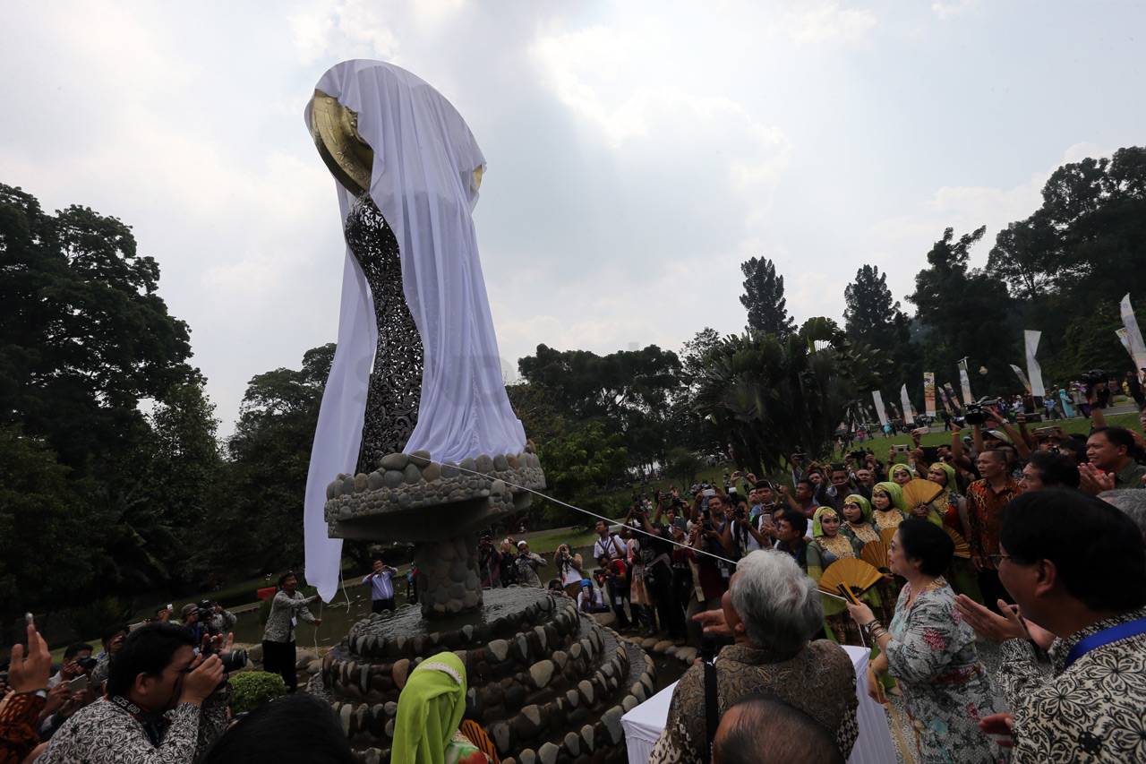 Mega Resmikan Tugu Bunga...