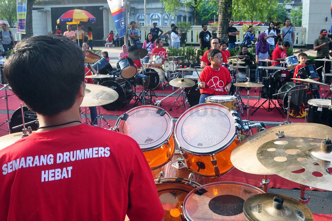 Aksi 100 Drummer dalam...