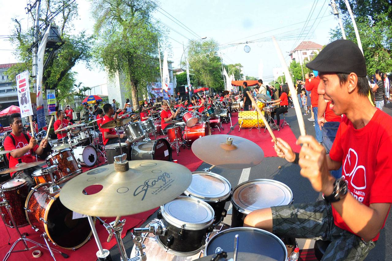 Aksi 100 Drummer dalam...