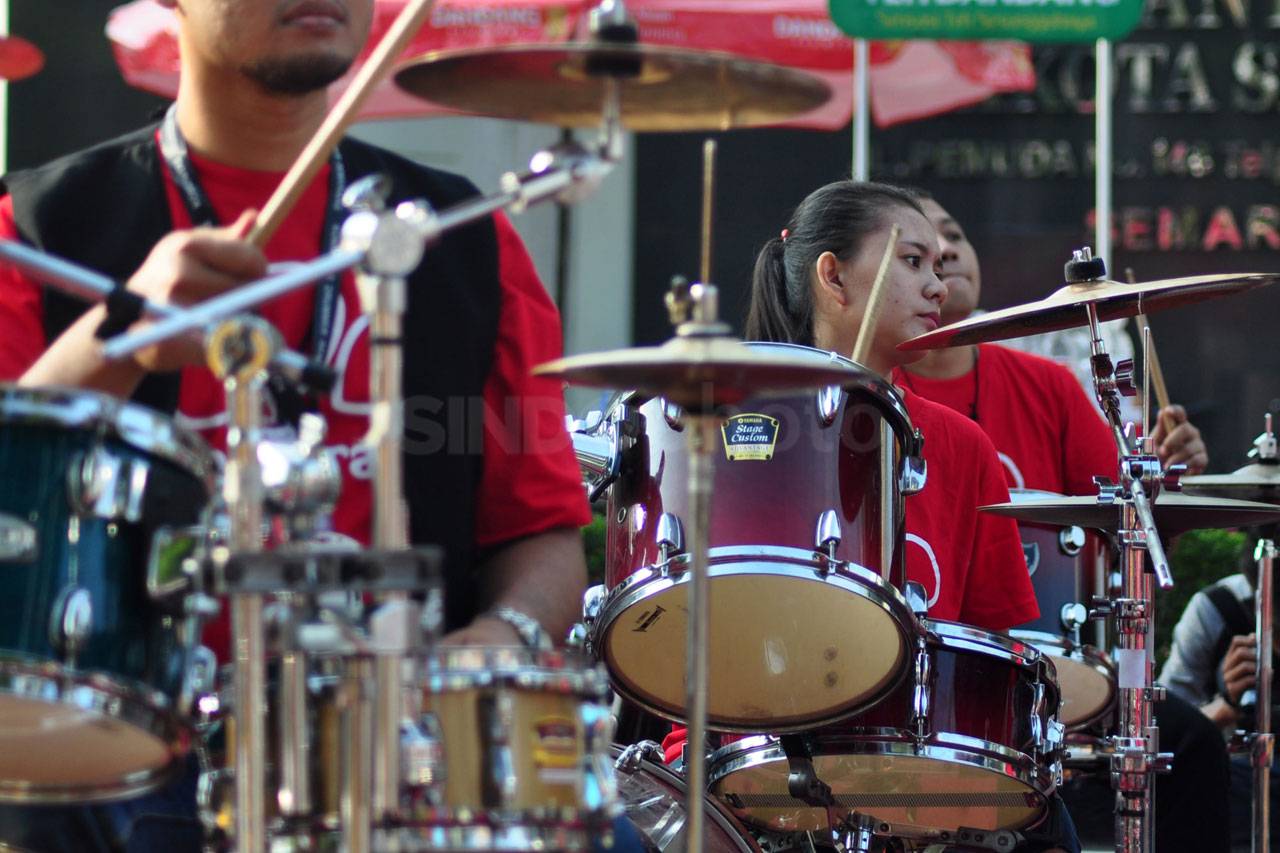 Aksi 100 Drummer dalam...