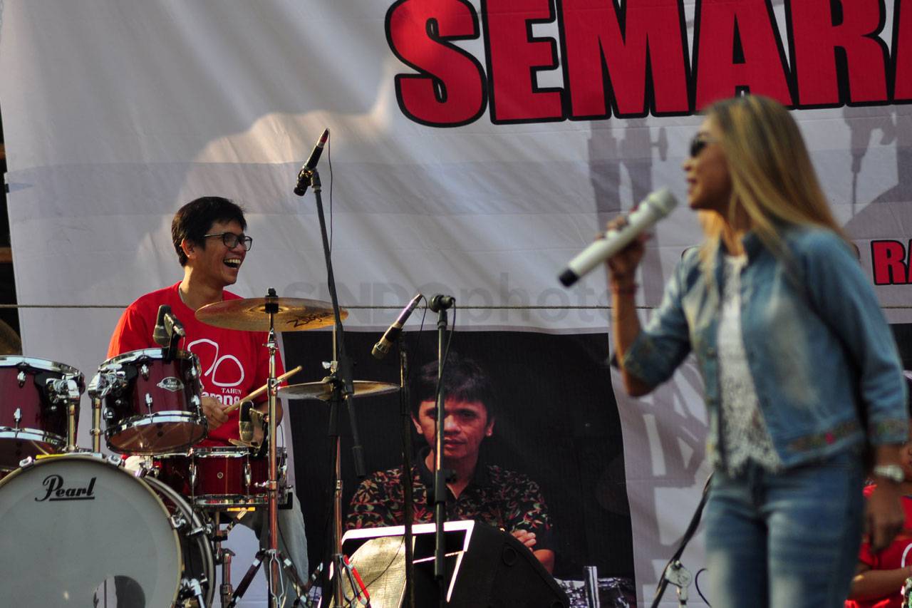 Aksi 100 Drummer dalam...