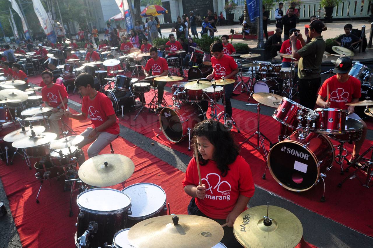 Aksi 100 Drummer dalam...