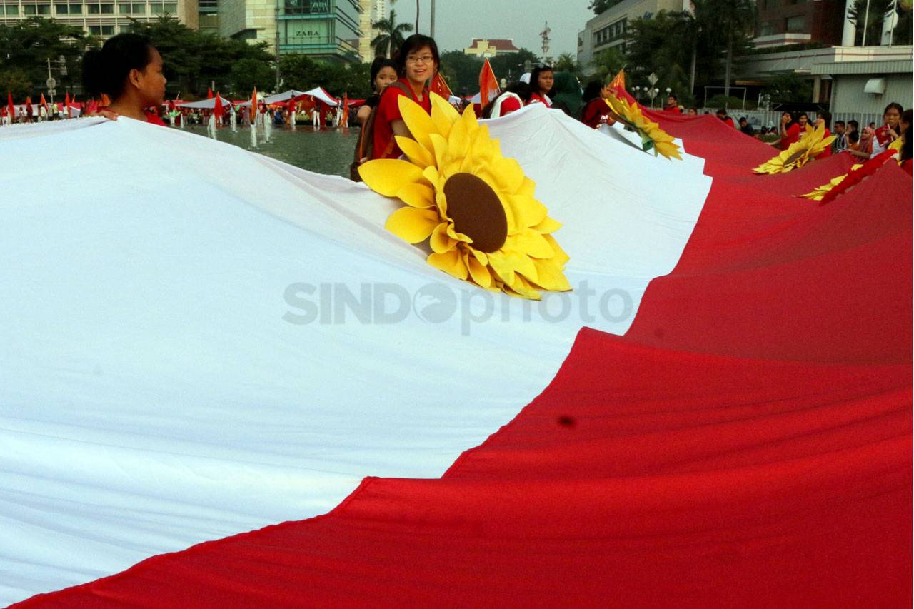 Ratusan Warga Bentangkan...