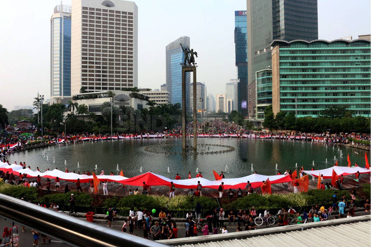 Ratusan Warga Bentangkan...