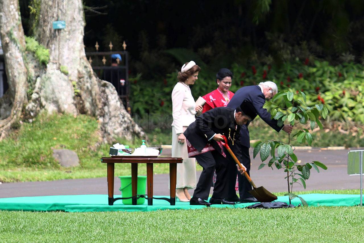 Presiden Jokowi Terima...