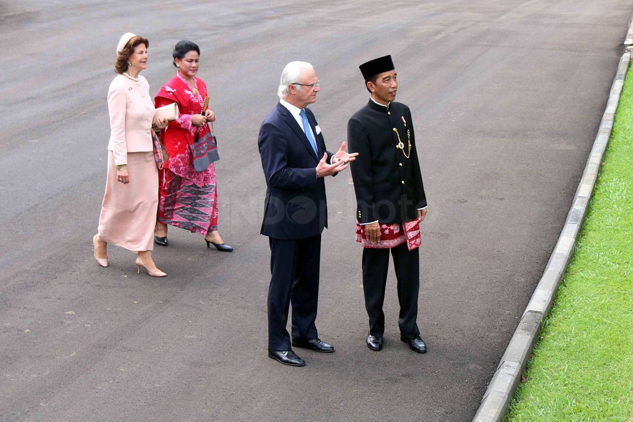 Presiden Jokowi Terima...