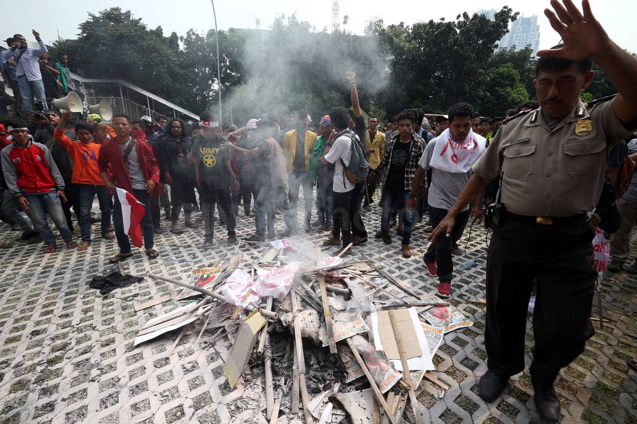 Mahasiswa Desak KPK...