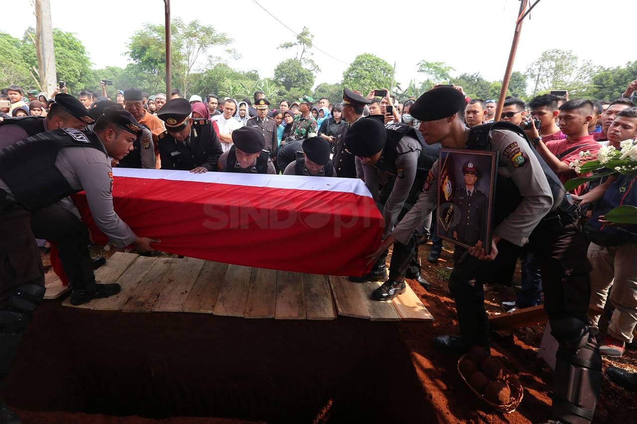 Haru Warnai Pemakaman...