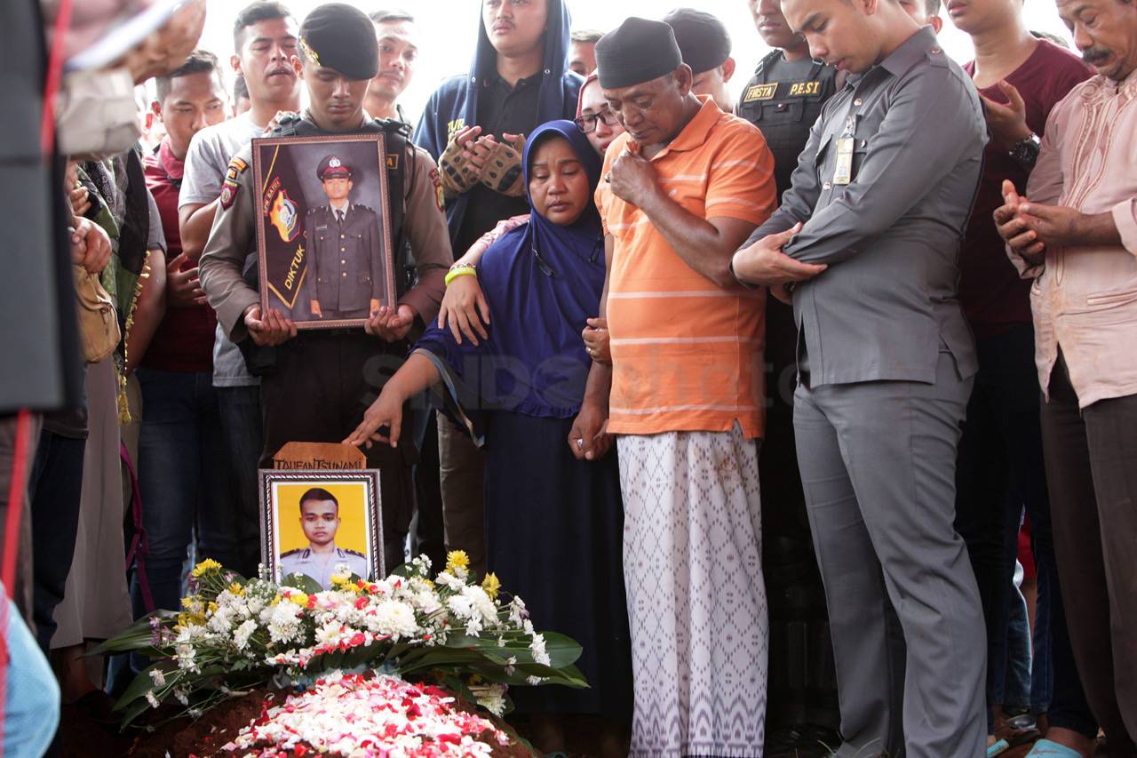 Haru Warnai Pemakaman...