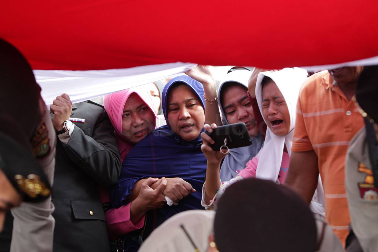 Haru Warnai Pemakaman...