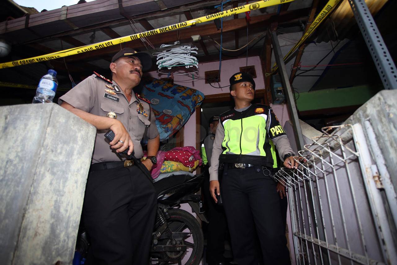Polisi Geledah Kediaman...