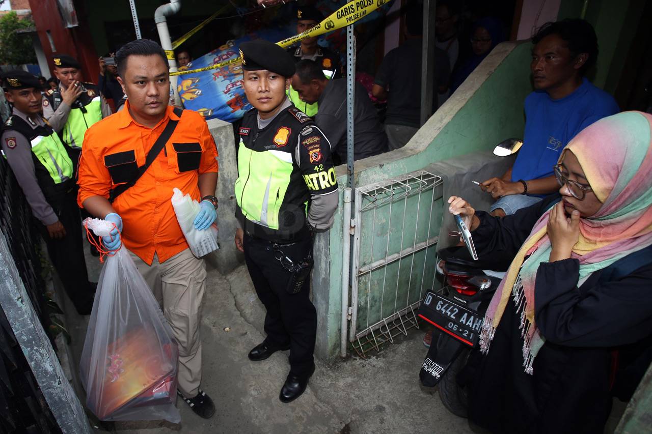 Polisi Geledah Kediaman...