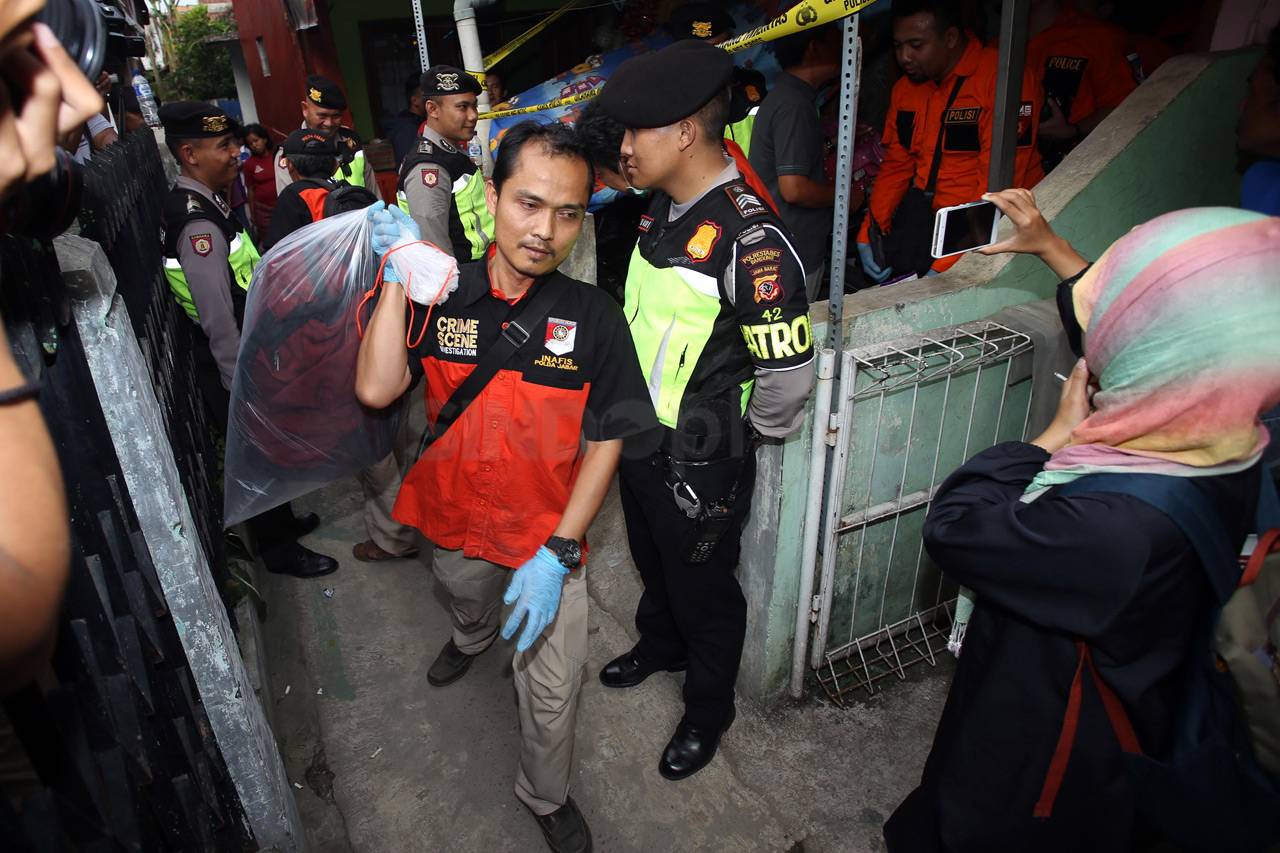 Polisi Geledah Kediaman...