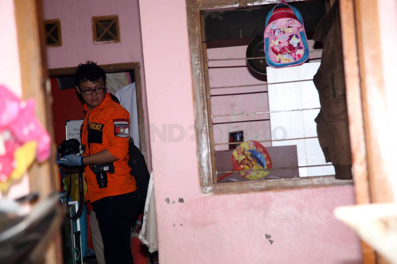Polisi Geledah Kediaman...