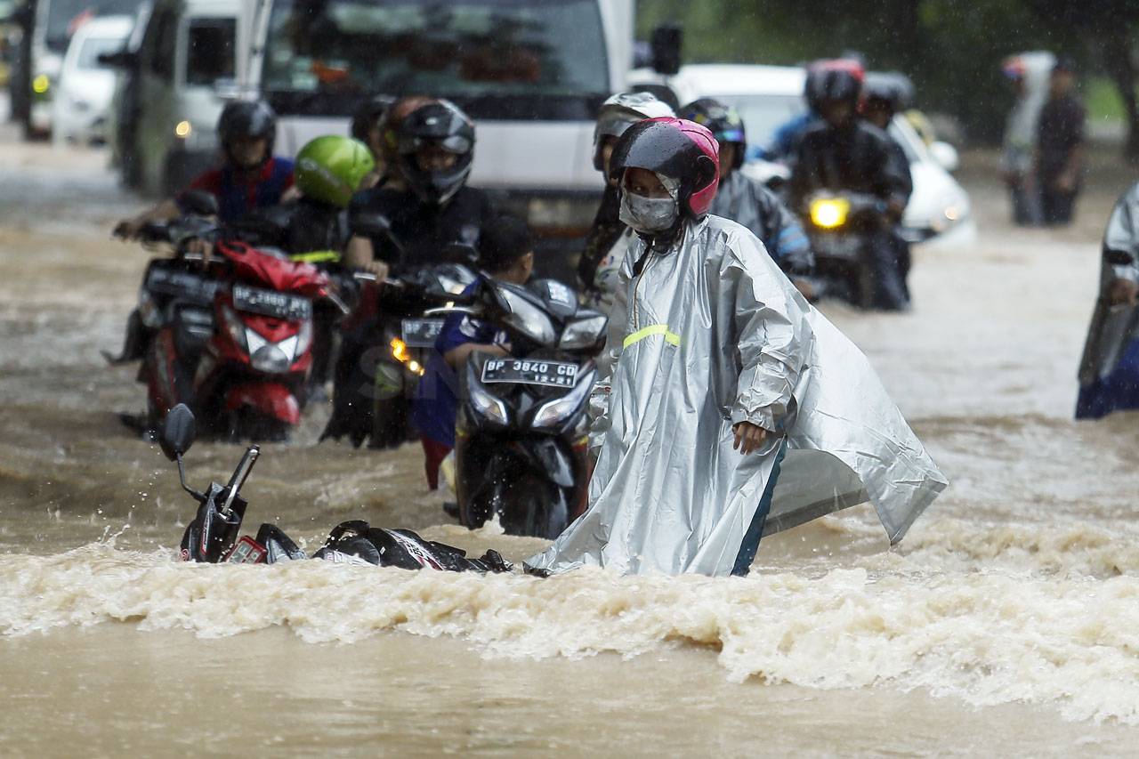 Diguyur Hujan Lebat,...