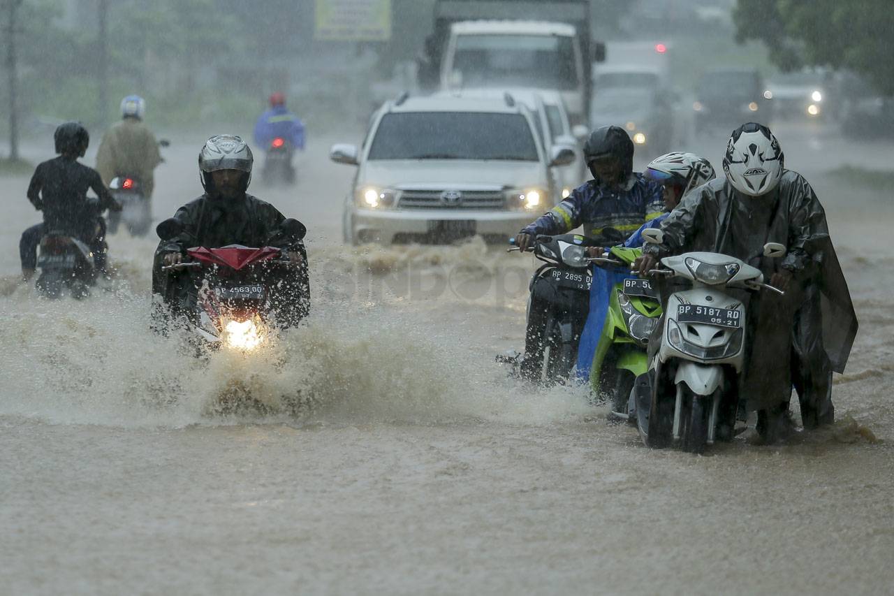 Diguyur Hujan Lebat,...