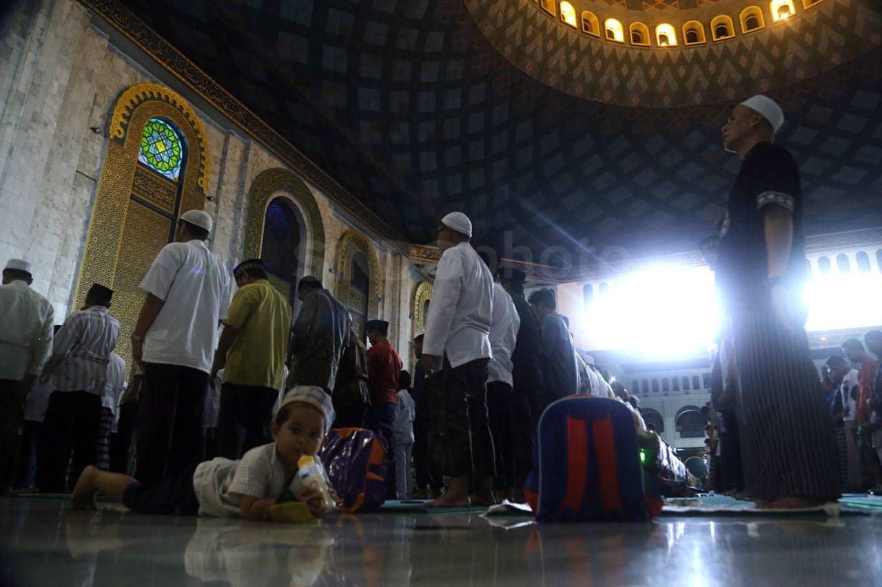 Ribuan Umat Muslim Laksanakan...