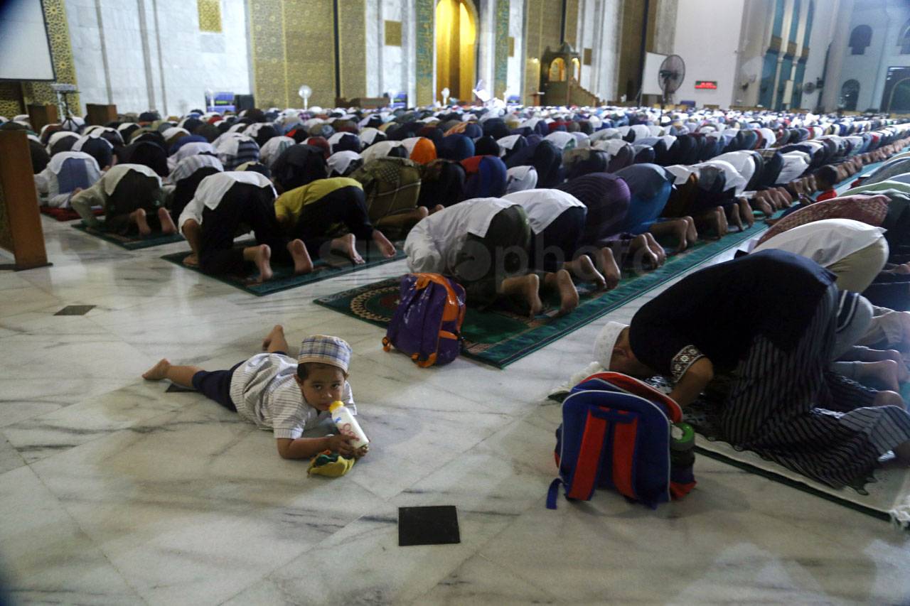 Ribuan Umat Muslim Laksanakan...