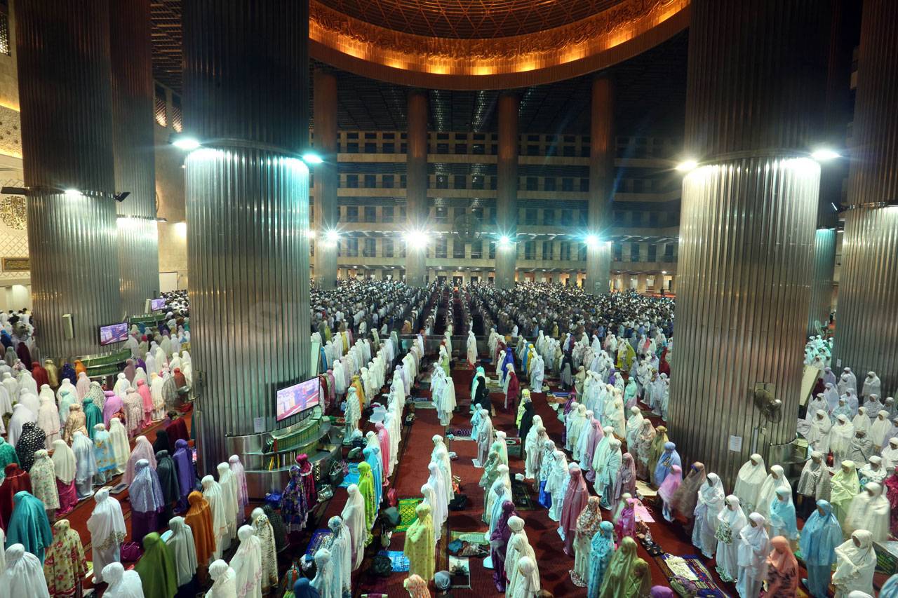 Salat Tarawih Pertama...