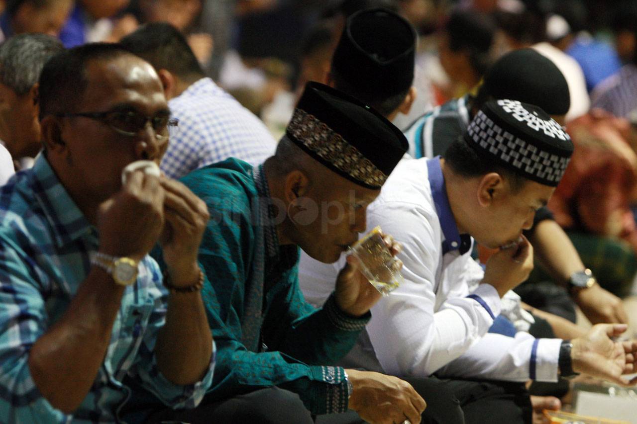 Ribuan Umat Muslim Buka...