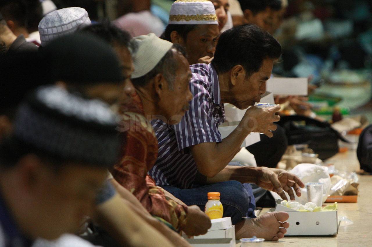 Ribuan Umat Muslim Buka...